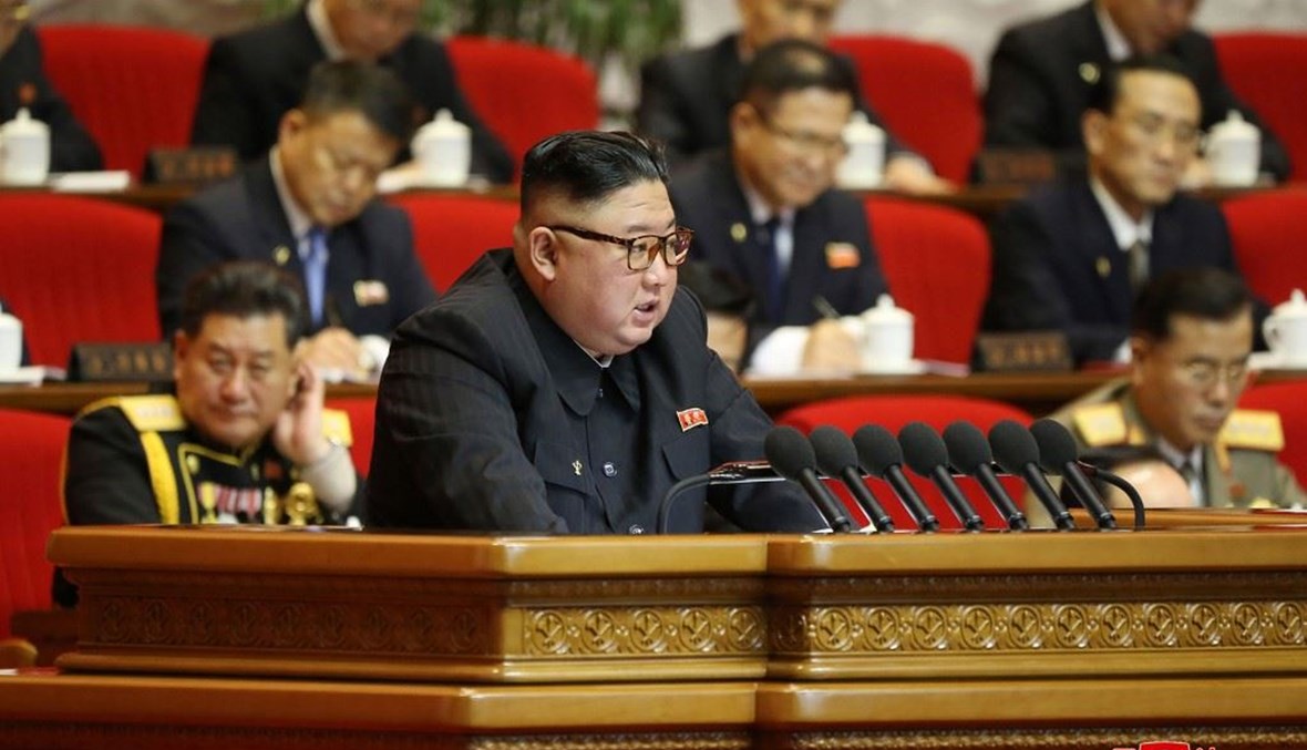 الرزعيم الكوري الشمالي كيم جونغ-أون خلال اليوم الثاني من مؤتمر الحزب الحاكم في بيونغ يانغ الاربعاء.    (أ ف ب)          
