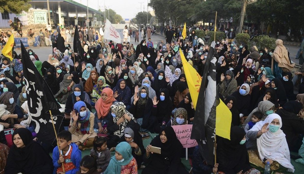 باكستانيون شيعة يحتجون على مقتل عمال مناجم من اقلية الهزارة في كراتشي الاربعاء.   (أ ف ب)