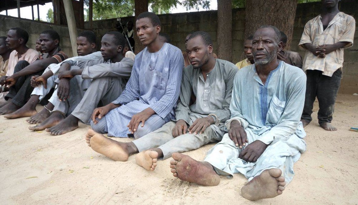 صورة ارشيفية- الشرطة النيجيرية تعرض رجالا تقول إنهم متطرفون من "بوكو حرام" امام وسائل الإعلام في مايدوغوري بنيجيريا (18 تموز 2018، أ ب). 