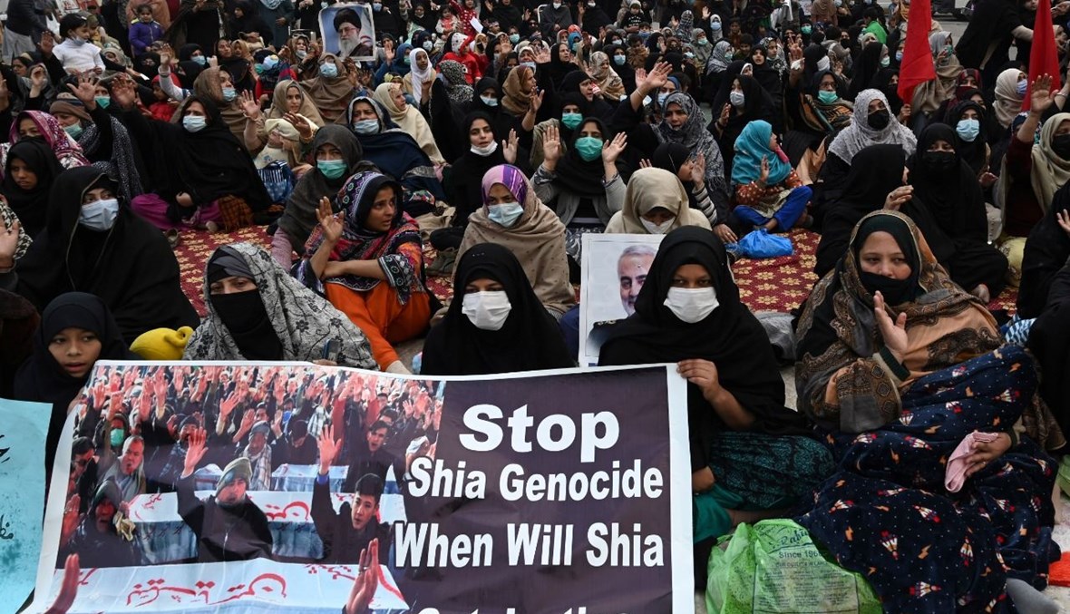  مسلمون شيعة خلال تظاهرة في لاهور احتجاجا على مقتل عمال المناجم من طائفة الهزارة الشيعية (8 ك2 2021، أ ف ب).