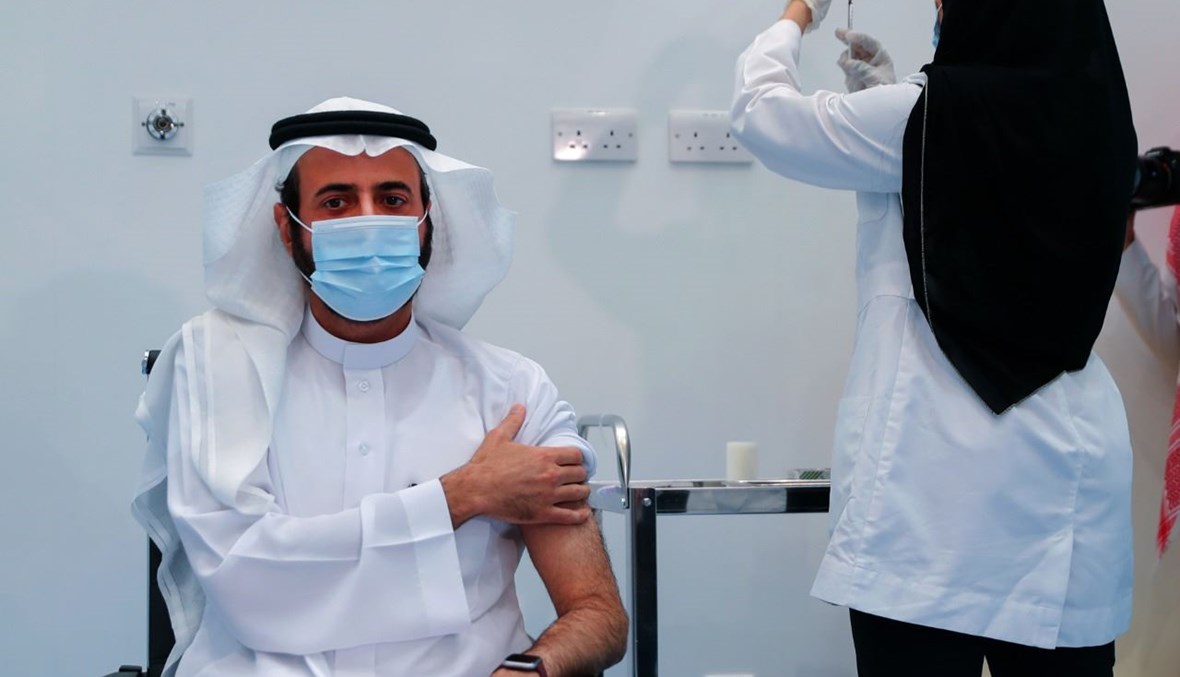 وزير الصحة السعودي توفيق الربيعة خلال تلقيه الجرعة الثانية من لقاح كورونا في العاصمة الرياض (7 ك2 2020، أ ف ب). 