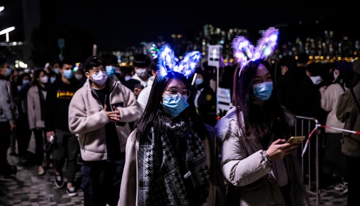 أشخاص تجمعوا في ميناء فيكتوريا بهونغ كونغ، ليلة رأس السنة (31 ك1 2020، أ ف ب).