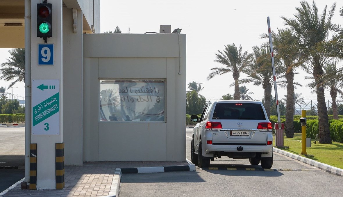 سيارة قطرية تعبر منفذاً برياً إلى المملكة السعودية (أ ف ب).