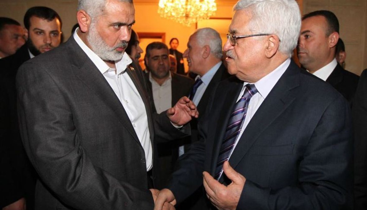 الرئيس الفلسطيني محمود عباس –الى اليمين- ورئيس المكتب السياسي لـ"حماس" اسماعيل هنية في صورة من الارشيف.  