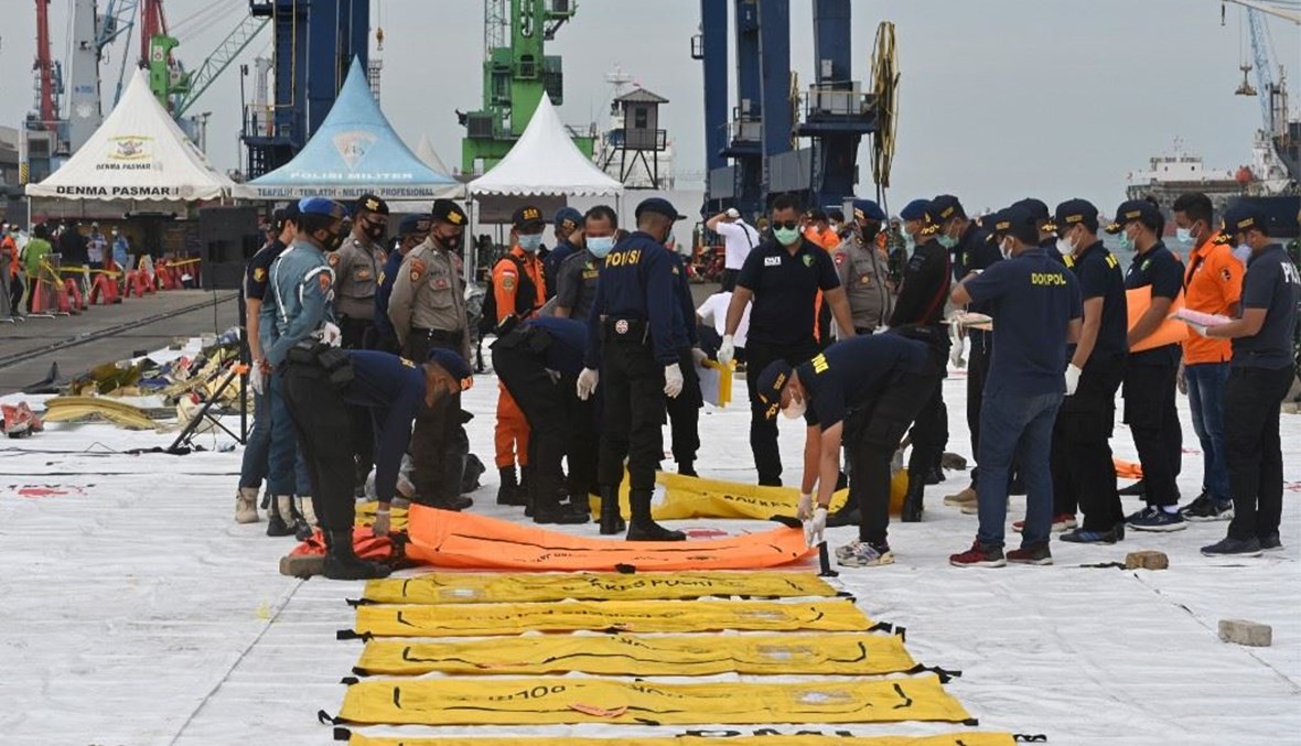 انتشال أشلاء لضحايا الطائرة الإندونيسية المنكوبة (أ ف ب).