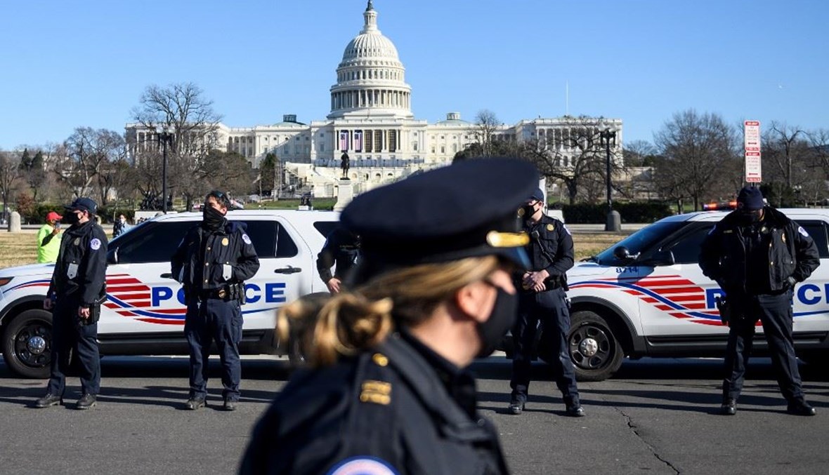 الشرطة الأميركية أمام مبنى الكونغرس (أ ف ب).