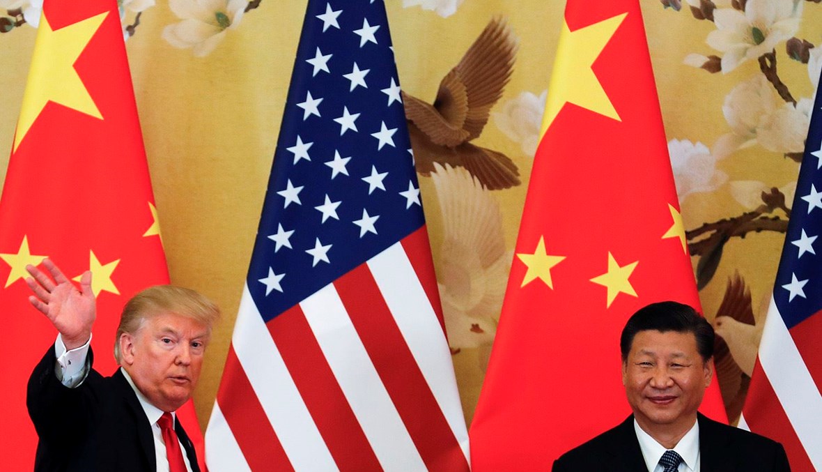 الرئيس الأميركي دونالد ترامب يلوّح للحضور وهو في ضيافة الرئيس الصيني شي جينبينغ، 2017 - "أ ب"