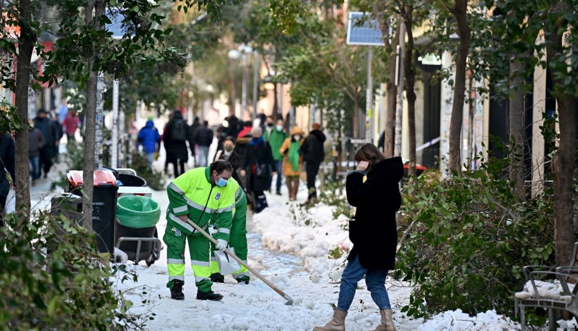 عامل بلدي يزيل الثلوج في أحد الشوراع في مدريد (11 ك2 2021، أ ف ب). 