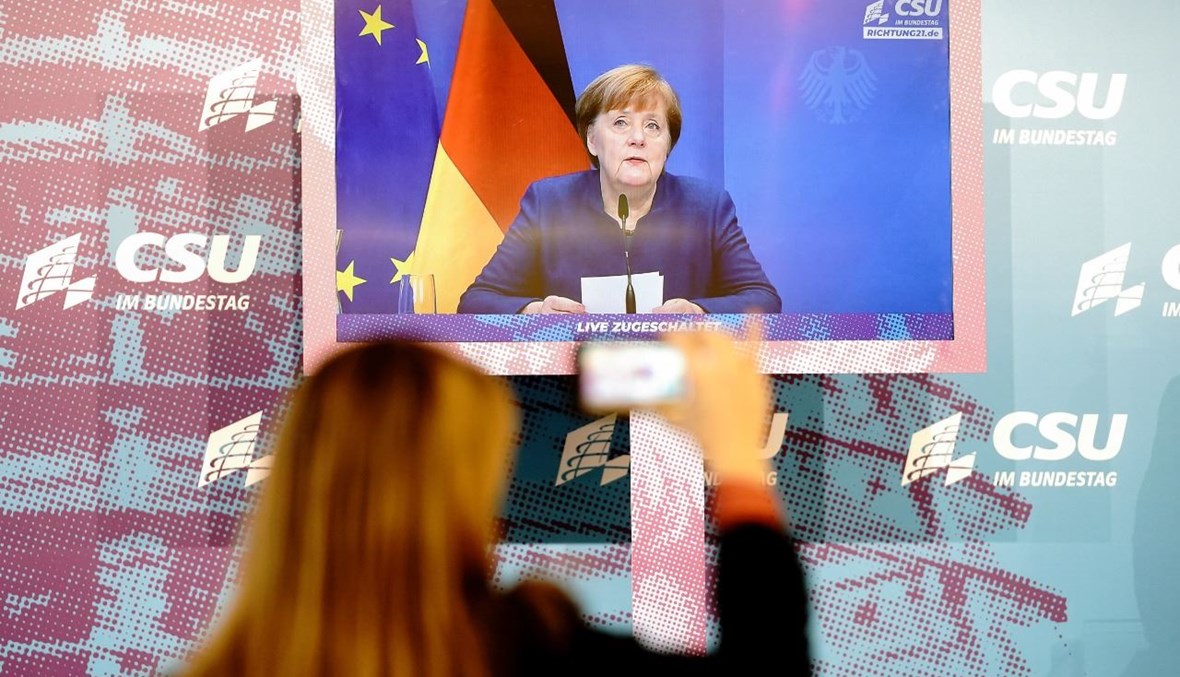 ميركل تظهر على شاشة خلال مخاطبتها المندوبين الذين حضروا الاجتماع الشتوي للمجموعة البرلمانية للاتحاد الاجتماعي المسيحي المحافظ  في برلين (7 ك2 2021، أ ف ب).