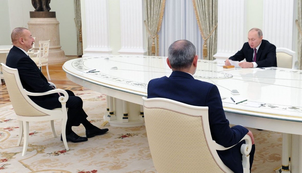 بوتين وعلييف وباشينيان خلال المحادثات في مقر الكرملين في موسكو (11 ك2 2021، أ ف ب).  