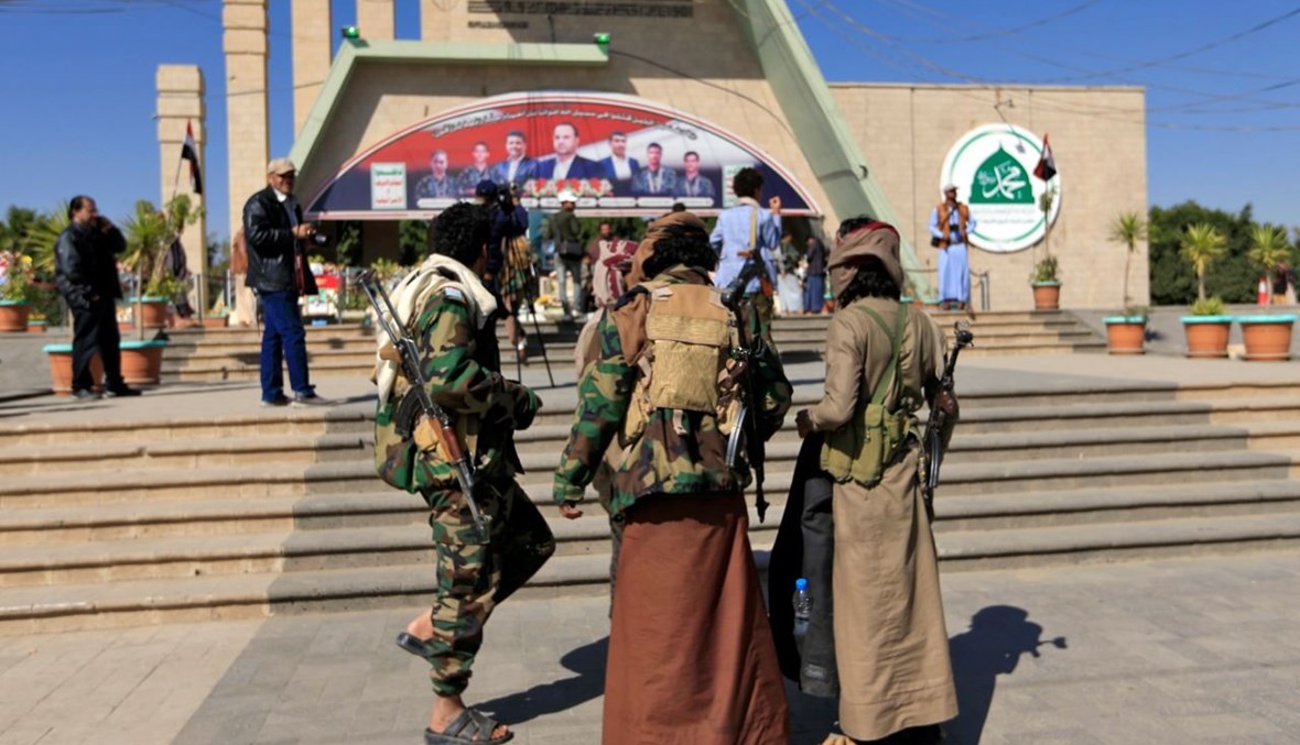 مقاتلون من الحوثيين خلال زيارتهم قبر الزعيم السياسي الحوثي المقتول صالح الصماد في ساحة السبعين بالعاصمة صنعاء (11 ك2 2021، ا ف ب). 