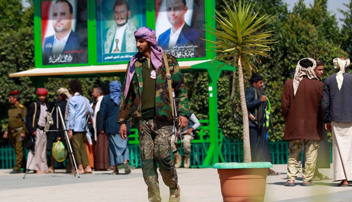 مقاتل من الحوثيين خلال زيارته قبر الزعيم السياسي الحوثي المقتول صالح الصماد في ساحة السبعين بالعاصمة صنعاء (11 ك2 2021، ا ف ب). 