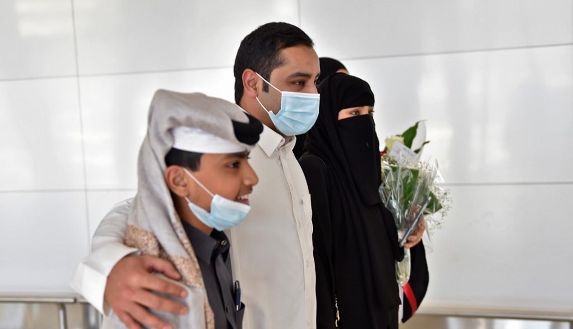 رجل يرحب بشقيقته وابنها بعد وصولهما إلى الرياض من الدوحة أمس.   (أ ف ب)