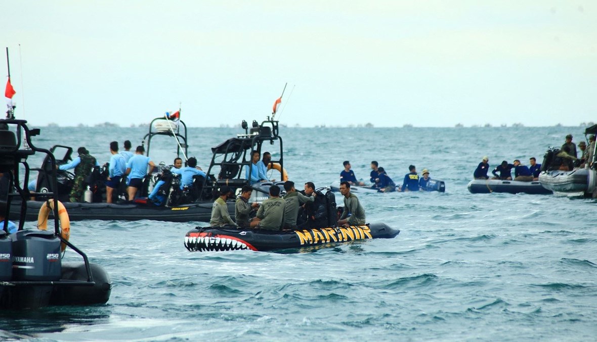 فرق الإنقاذ قبالة سواحل إندونيسيا (أ ف ب).