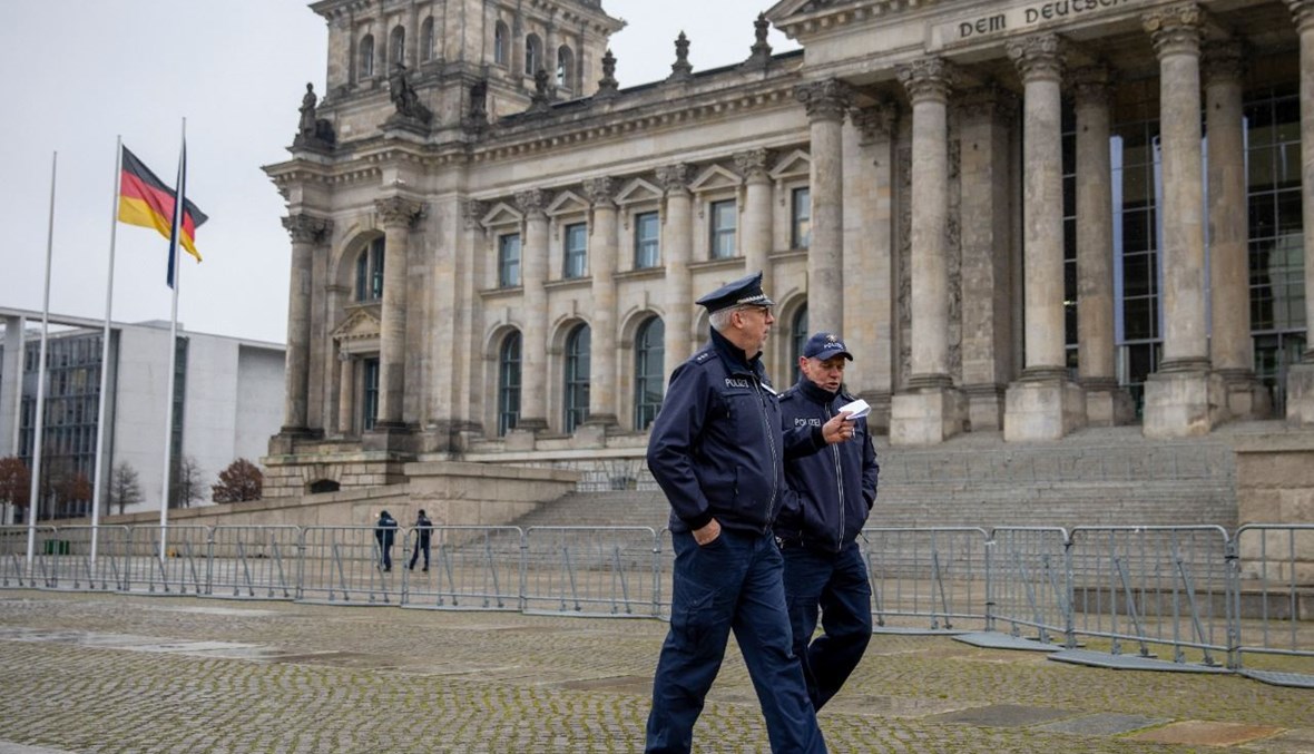 شرطيون يتفقدون محيط البوندستاغ (البرلمان الألماني) في برلين (7 ك2 2021، أ ف ب).