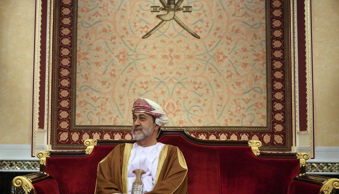 سلطان عمان هيثم بن طارق يستعد للقاء في قصر العلم في العاصمة مسقط في سلطنة عمان (21 شباط 2020، أ ب). 