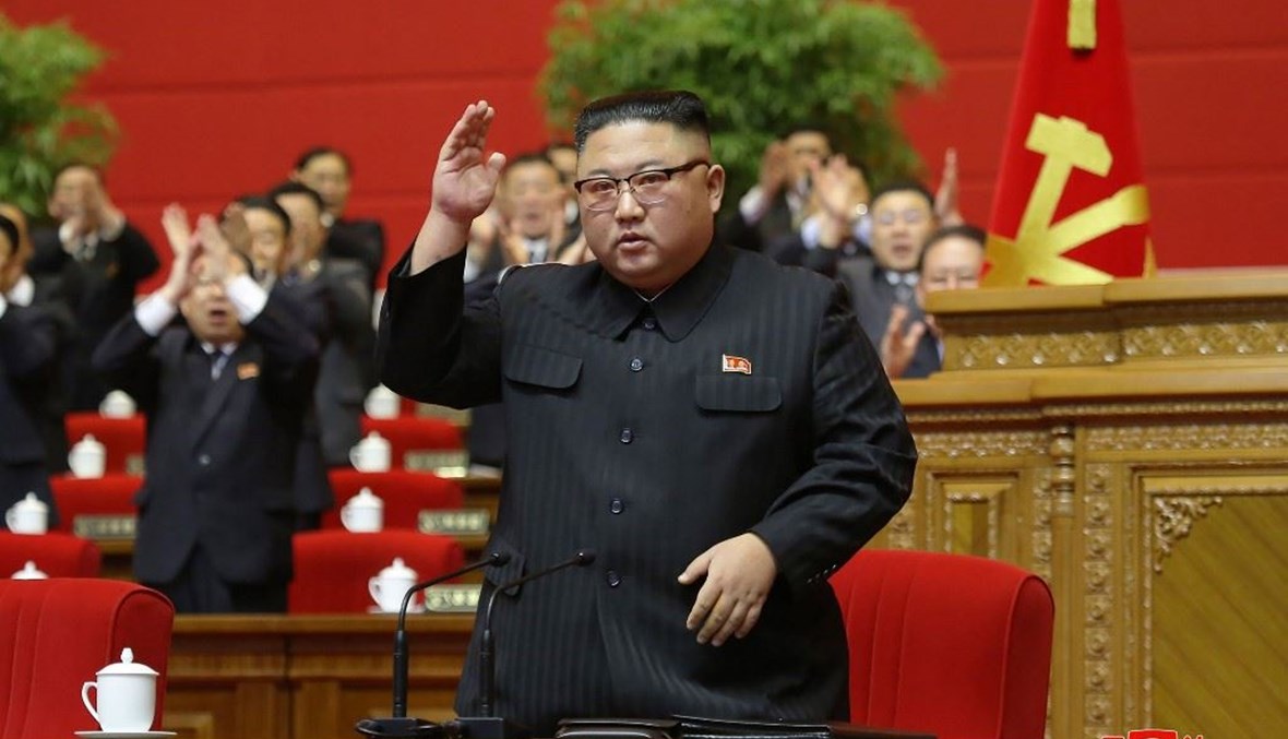الزعيم الكوري الشمالي كيم جونغ-أون يتحدث أمام مؤتمر الحزب الحاكم في بيونغ يانغ أمس. (أ ف ب)