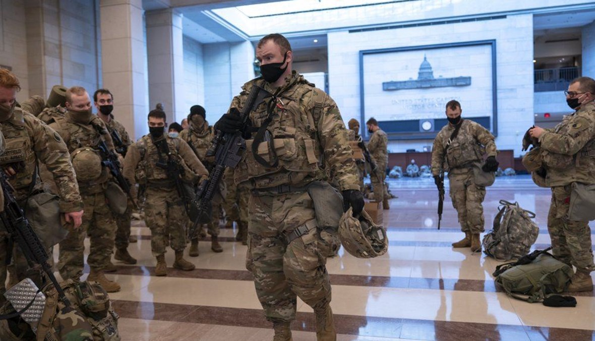 عناصر من الحرس الوطني في مبنى الكونغرس بواشنطن أمس.(أ ب)
