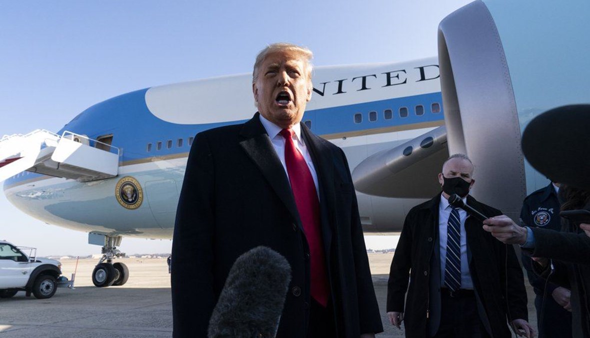 ترامب مصرحا في قاعدة أندروز الجوية بماريلاند قبل صعوده الى الطائرة الرئاسية للمغادرة (12 ك2 2021، أ ب). 