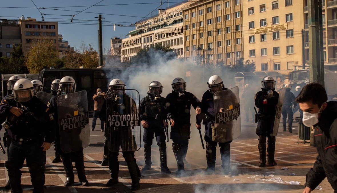 اشتباكات في أثينا بين عناصر من شرطة مكافحة الشغب وطلاب يحتجون على مشروع قانون التعليم العالي (14 ك2 2021، أ ف ب).