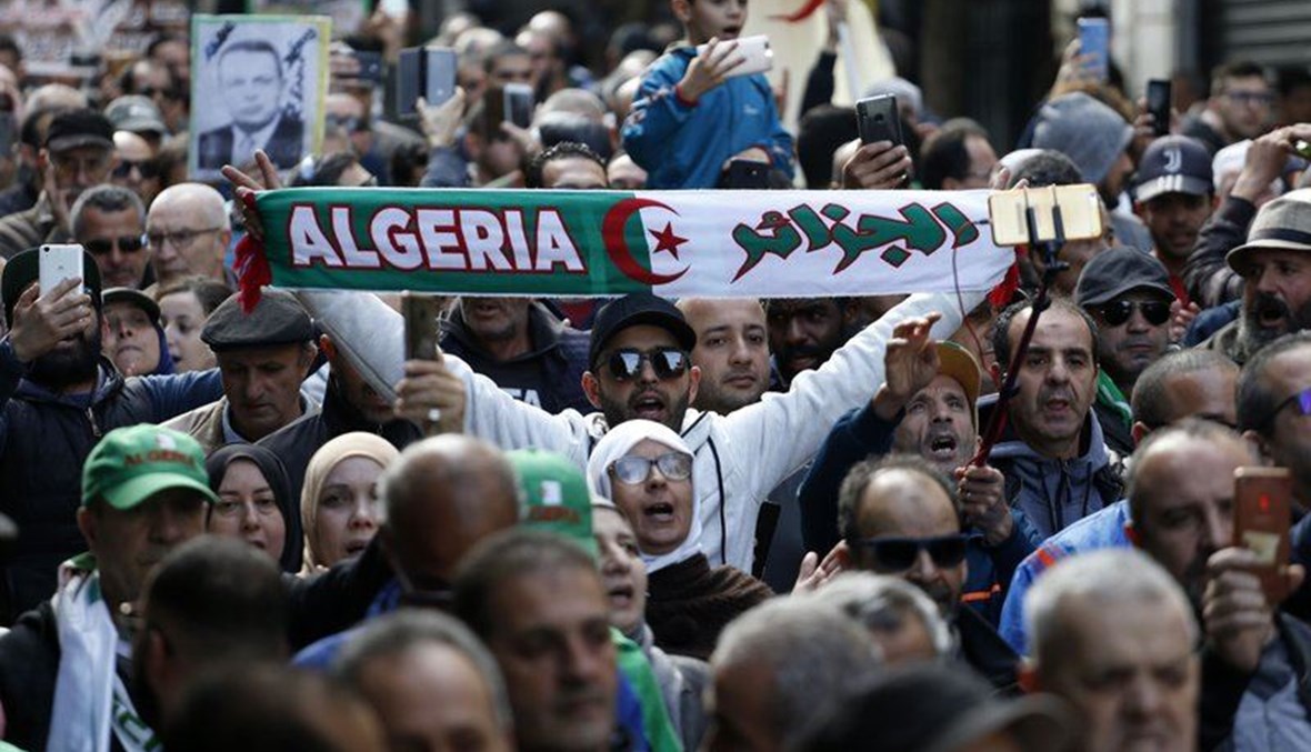 صورة ارشيفية- متظاهرون في العاصمة الجزائر رفضا للانتخابات الرئاسية (27 ك1 2019، أ ب). 