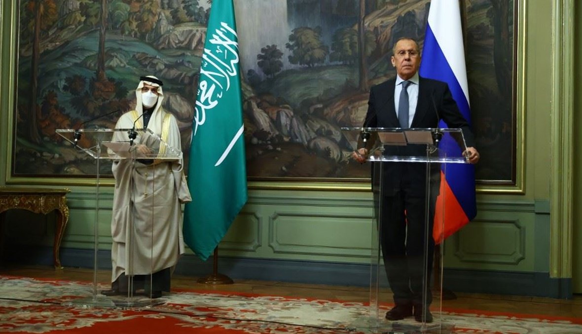 وزيرا الخارجية الروسي سيرغي لافروف والسعودي الامير فيصل بن فرحان خلال مؤتمرهما الصحافي المشترك في موسكو أمس.   (أ ف ب)
