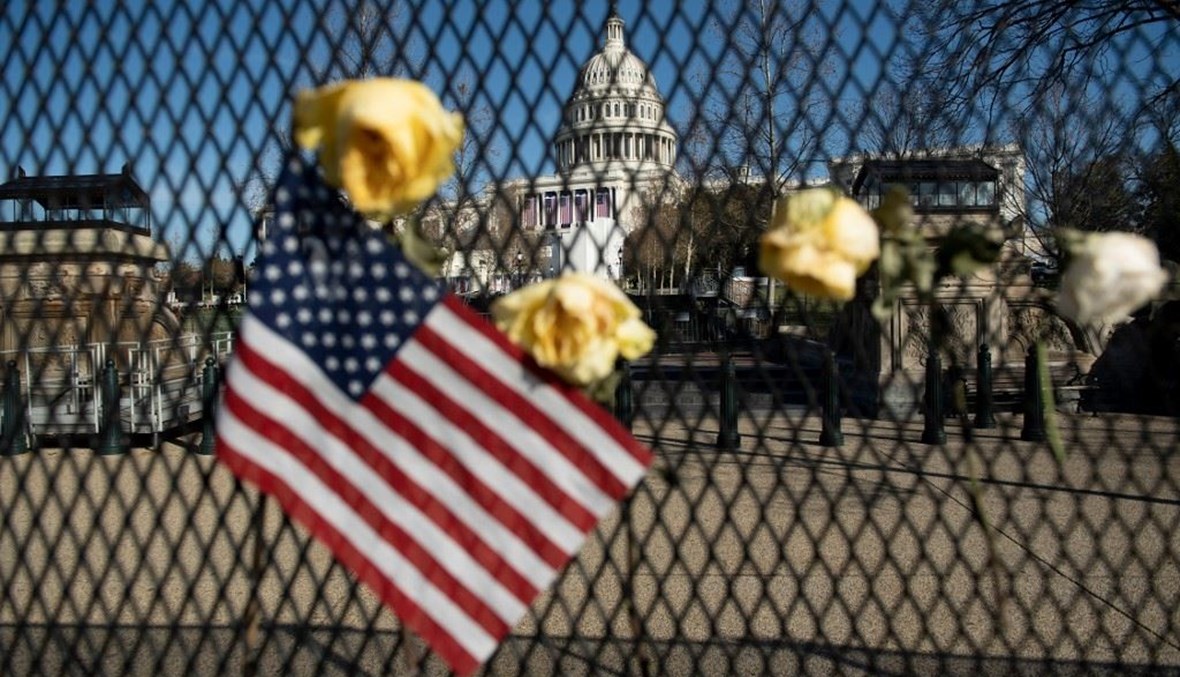 تعليق العلم الأميركي عند مدخل الكونغرس (تعبيرية).