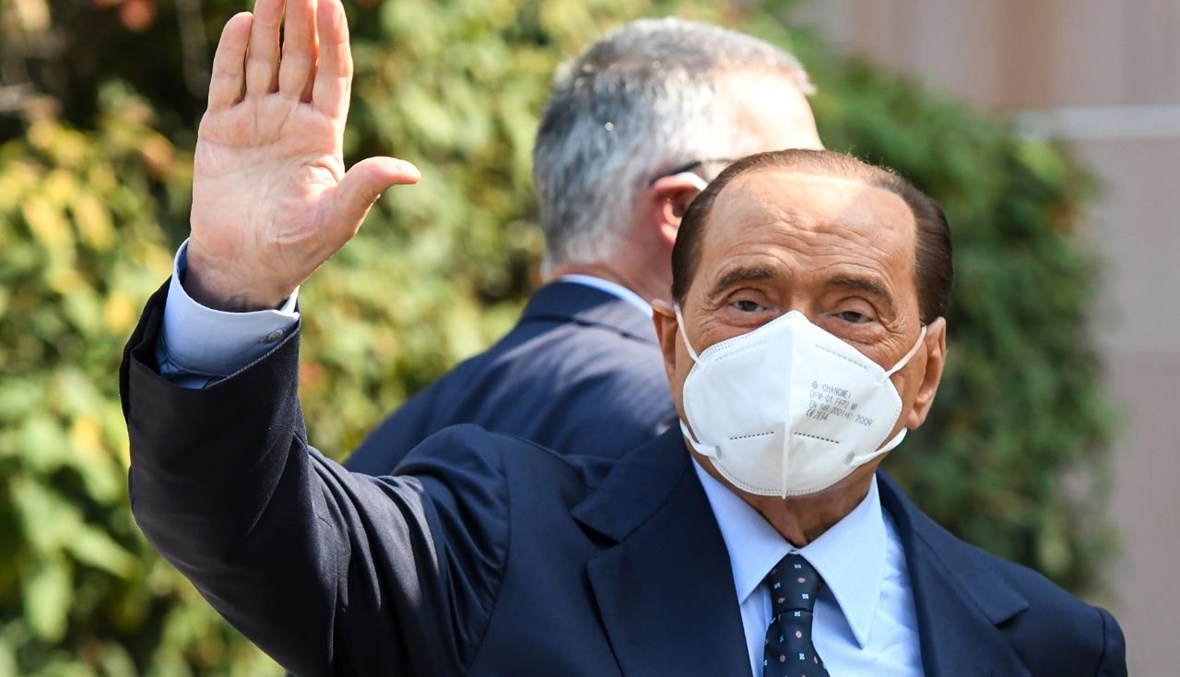 برلسكوني ملوحا لدى مغادرته مستشفى سان رافاييل في ميلانو بعد معالجته من كورونا (14 ايلول 2020، أ ف ب). 