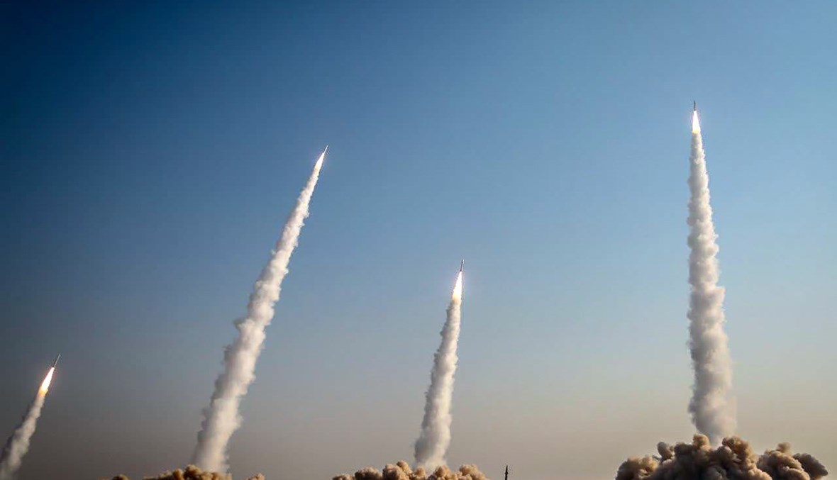 صورة أمّنها الموقع الرسمي للحرس الثوري الإيراني وتظهر إطلاق صواريخ خلال مناورة عسكرية في مكان مجهول وسط إيران (15 ك2 2021، أ ف ب).