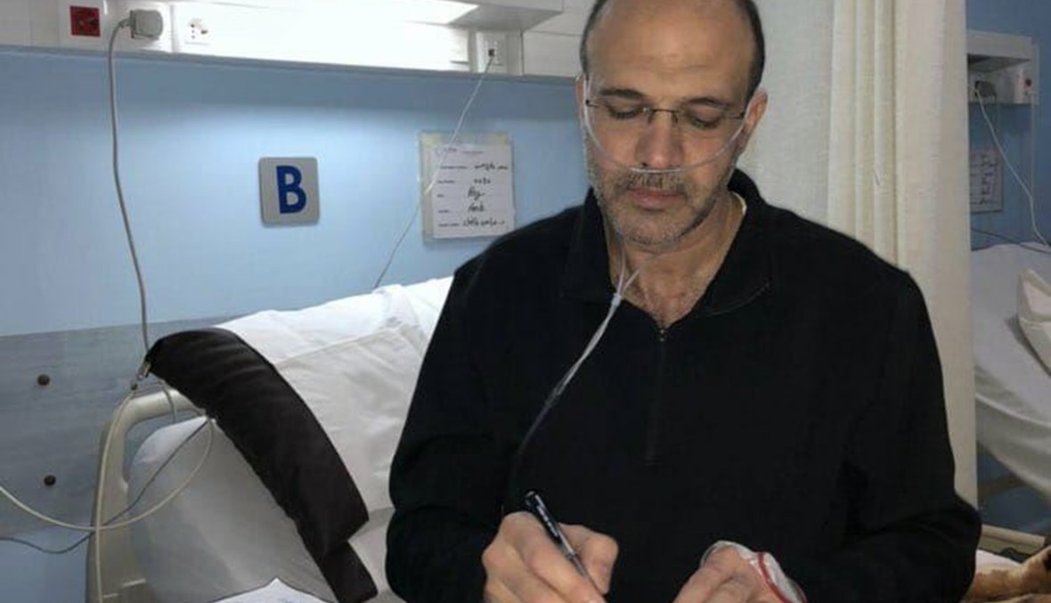 وزير الصحة يوقّع أورقاً في المستشفى.