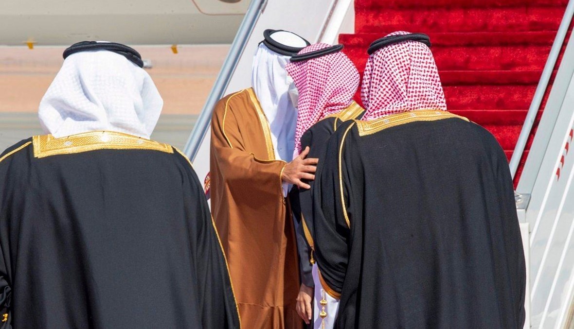 ابن سلمان مستقبلاً أمير قطر خلال قمة العلا (أ ف ب).