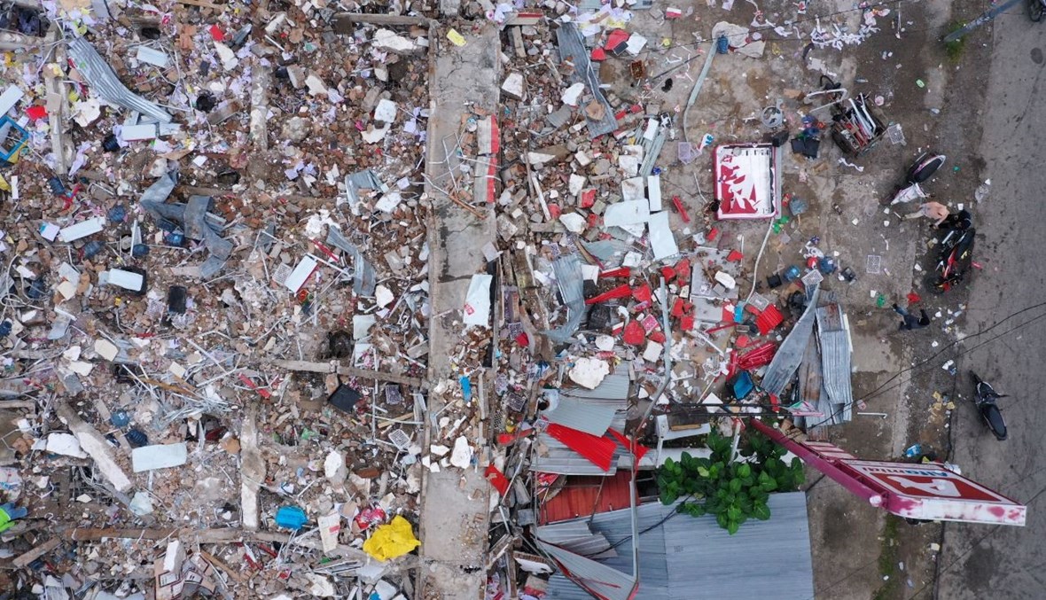 صورة جوية تظهر متجراً في ماموجو تضرر بعد الزلزال (17 ك2 2021، أ ف ب). 