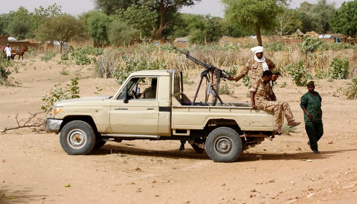 دورية تابعة لقوات الأمن السودانية في الجنينة، عاصمة ولاية غرب دارفور (2 نيسان 2016، أ ف ب). 