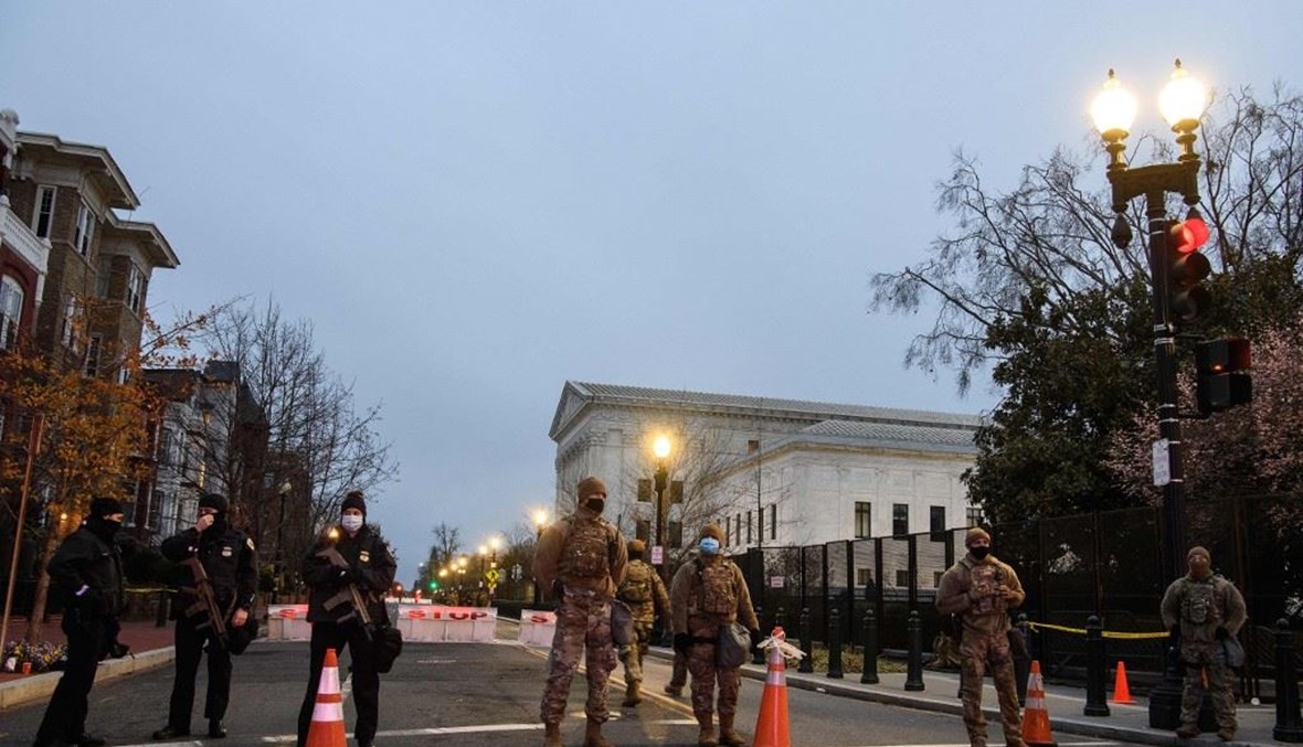 عناصر من شرطة واشنطن والحرس الوطني في العاصمة الاميركية السبت.   (أ ف ب)