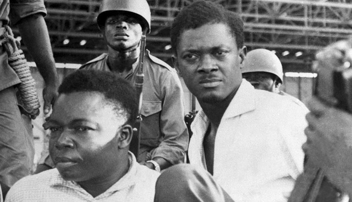 صورة مؤرخة في 11 تشرين الثاني 1960 لرئيس الوزراء الكونغولي باتريس لومبومبا-الى اليمين- ونائبي رئيس مجلس الشيوخ جوزف أكويتو-في الوسط- عقب اعتقالهما في كينشاسا.   (أ ف ب)                 