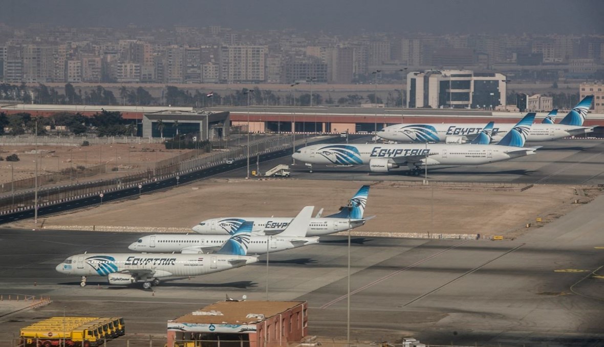 طائرات تابعة لـ"مصر للطيران" توقفت على مدرج مطار القاهرة الدولي (6 ك2 2021، أ ف ب).
