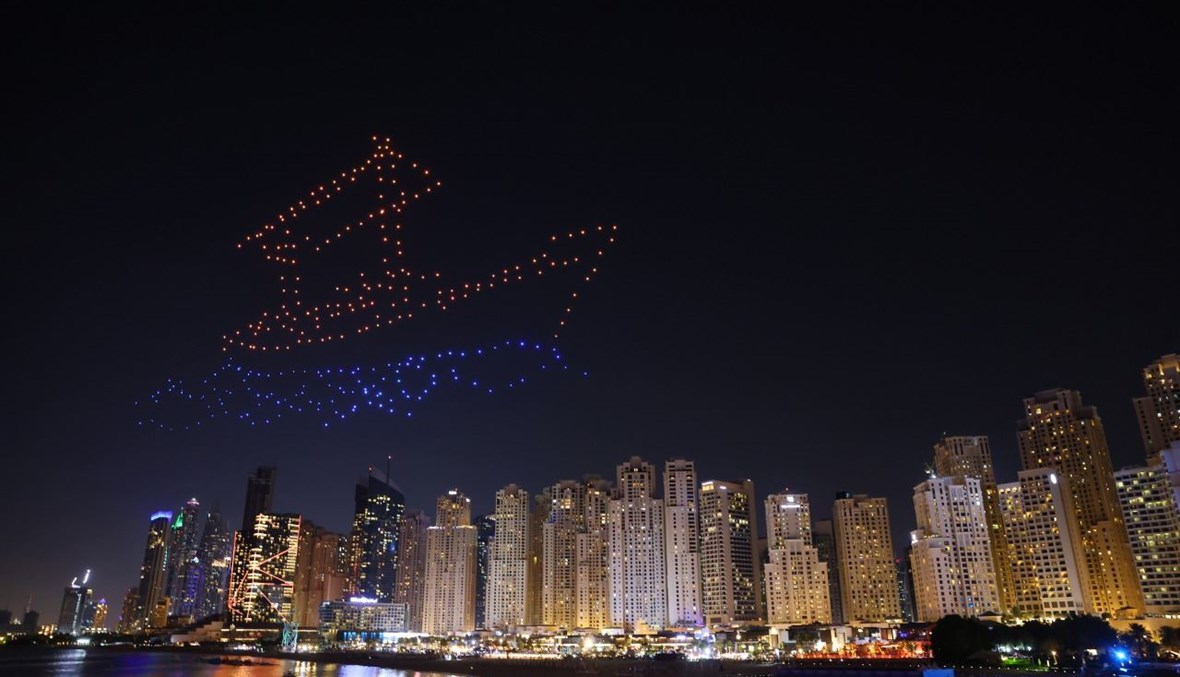 عرض ضوئي بواسطة طائرة بدون طيار في جميرا بيتش ريزيدنس في دبي (13 ك2 2021، أ ف ب).