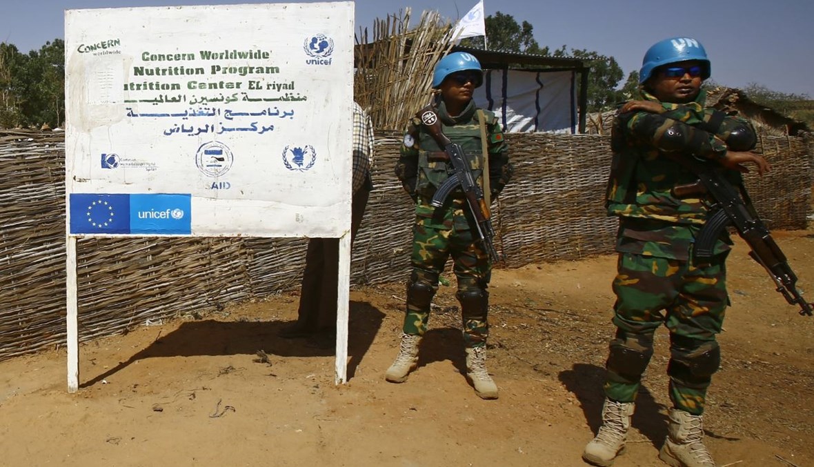 جنود من قوات حفظ السلام يقفون عند معسكر الرياض للنازحين في الجنينة، عاصمة ولاية غرب دارفور السودانية (8 شباط 2017، أ ف ب). 