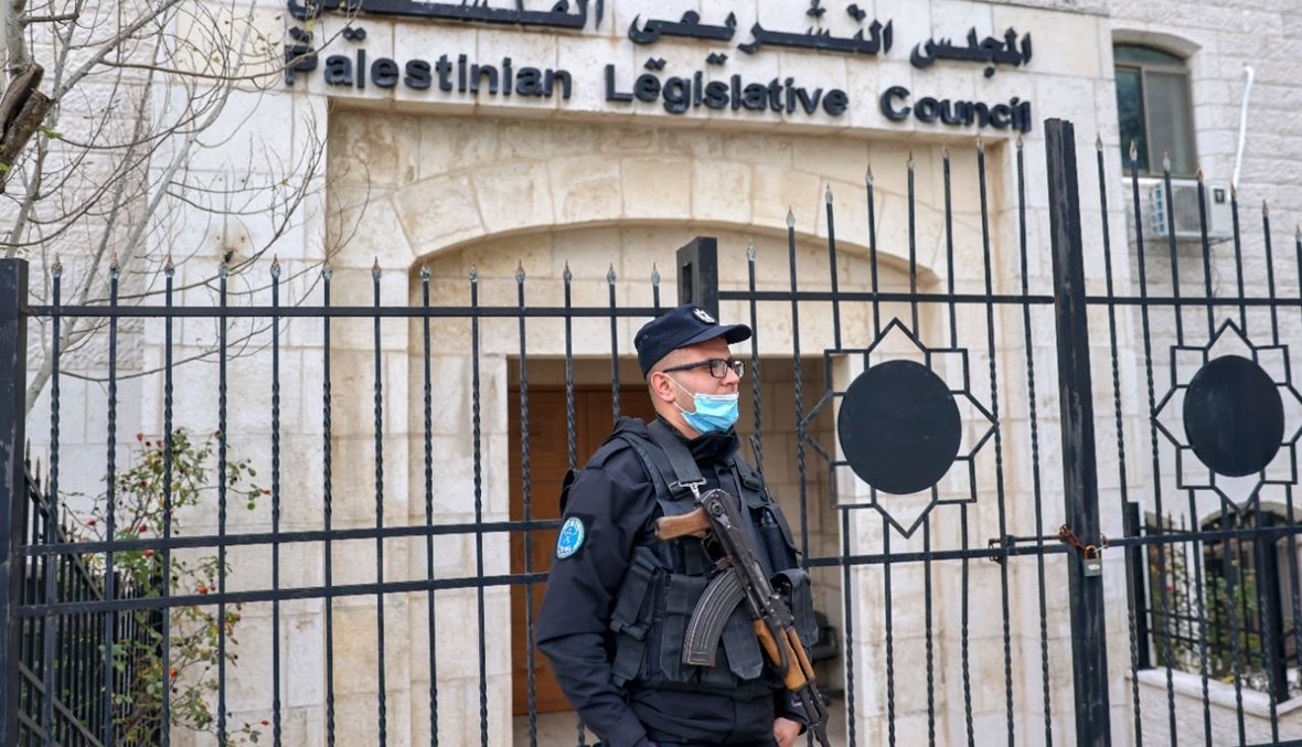 عنصر من قوات الأمن الفلسطينية وقف امام مبنى المجلس التشريعي في رام الله بالضفة الغربية المحتلة (16 ك2 2020، أ ف ب). 