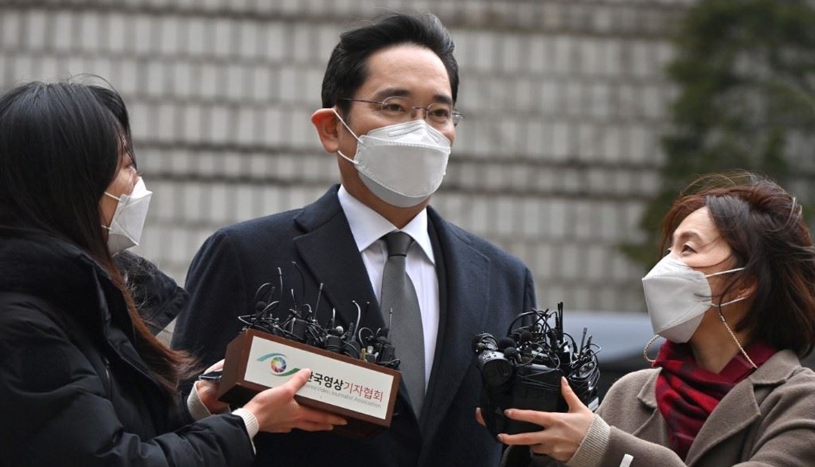 وريث مجموعة سامسونغ الكورية الجنوبية لي جاي- يونغ لدى وصوله الى المحكمة في سيول أمس.   (أ ف ب)