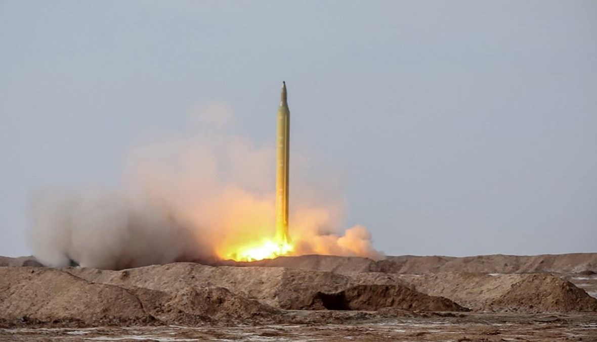 إطلاق صاروخ خلال مناورات ايرانية بوسط البلاد السبت.    (أ ف ب)