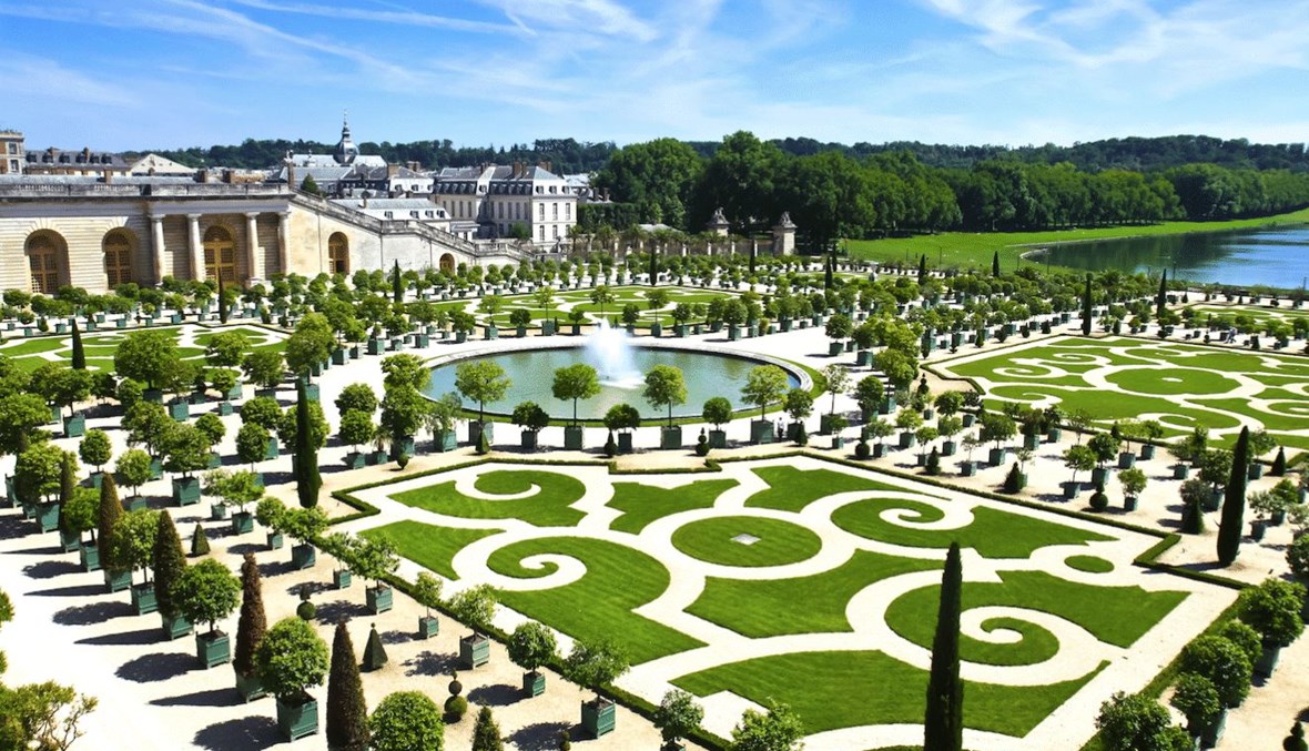 حدائق قصر فرساي في فرنسا (أ ف ب).