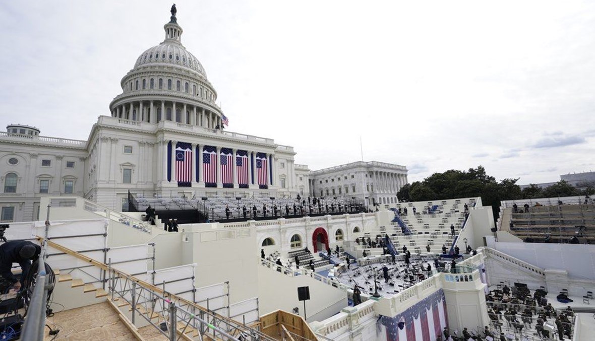 استعدادات في منصة تنصيب الرئيس الاميركي المنتخب جو بايدن أمام مبنى الكونغرس أمس.(أ ب)