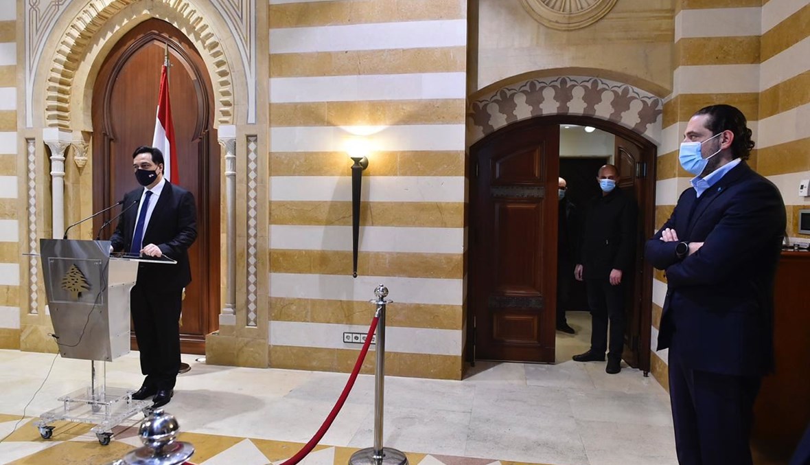 الرئيس سعد الحريري مستمعا الى تصريح الرئيس حسان دياب بعد زيارته بيت الوسط (حسام شبارو )