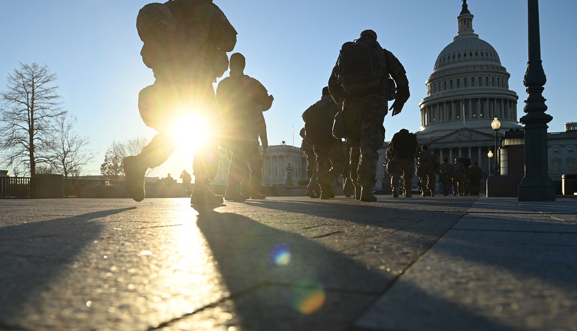 أعضاء من الحرس الوطني الأميركي يسيرون خارج مبنى الكابيتول، في 19 كانون الثاني 2021، قبل حفل التنصيب التاسع والخمسين للرئيس المنتخب جو بايدن ونائبة الرئيس كامالا هاريس (أ ف ب).