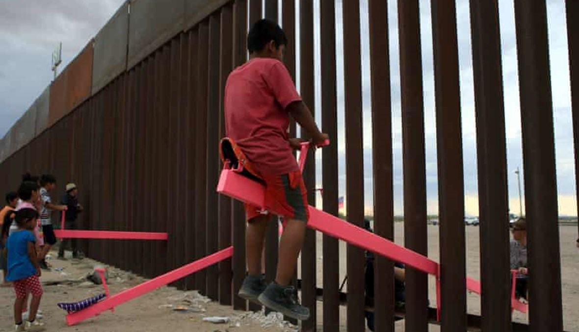 الأرجوحة الوردية على الحدود بين الولايات المتحدة والمكسيك.