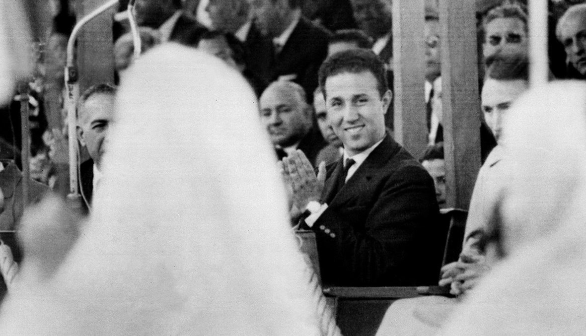 أول رئيس للجزائر أحمد بن بلة خلال العرض العسكري الذي أقيم في الجزائر العاصمة في يوم الثورة الجزائرية في في 1 تشرين الثاني 1962 (أ ف ب).