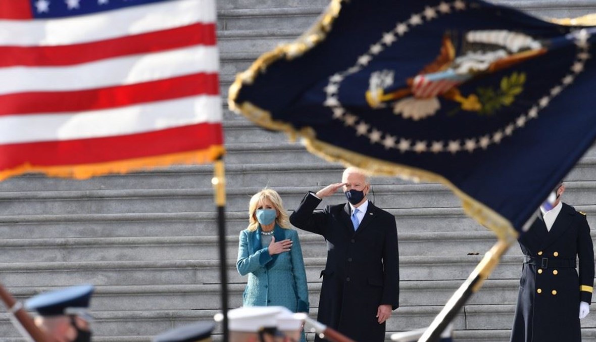 الرئيس الأميركي جو بايدن وزوجته بؤديان التحية على درج الكونغرس (أ ف ب).
