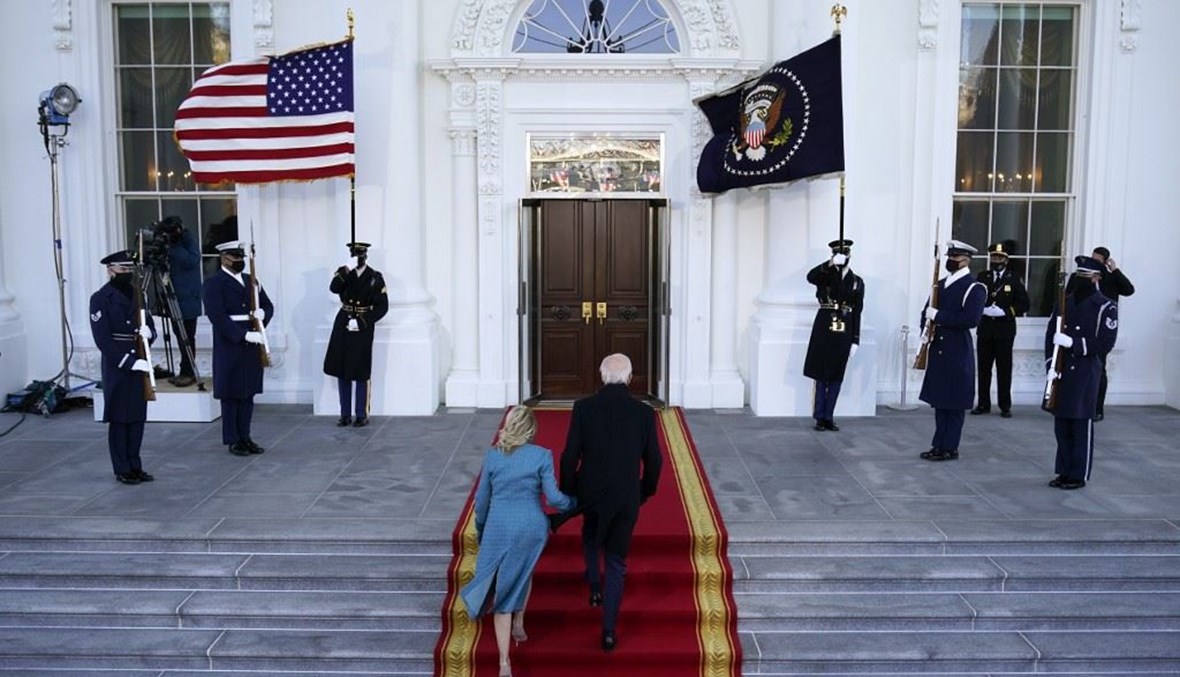 بايدن يدخل البيت الأبيض مع زوجته لأول مرة رئيساً للولايات المتحدة (أ ف ب).)