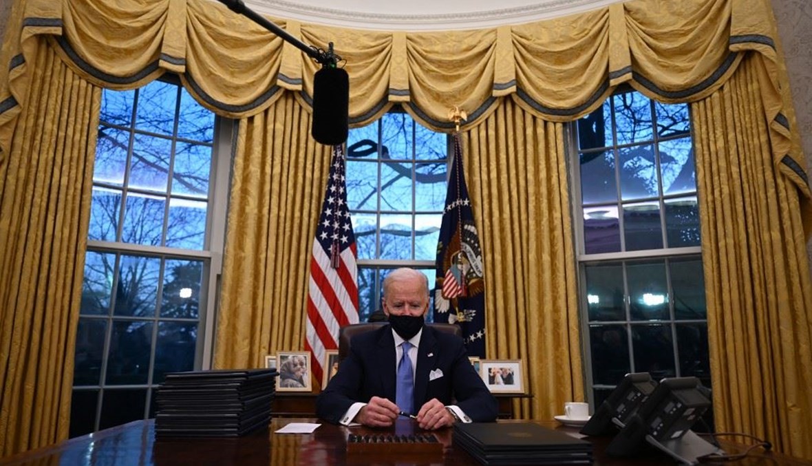 بايدن خلال توقيعه مراسيم تنفيذية في البيت الأبيض (أ ف ب).